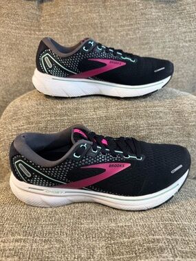Brooks Women's Ghost 14 running shoes in the Black/Pink/Yucca Size 9